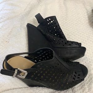 Beautiful platform wear once  no scratches no peels black 8.5